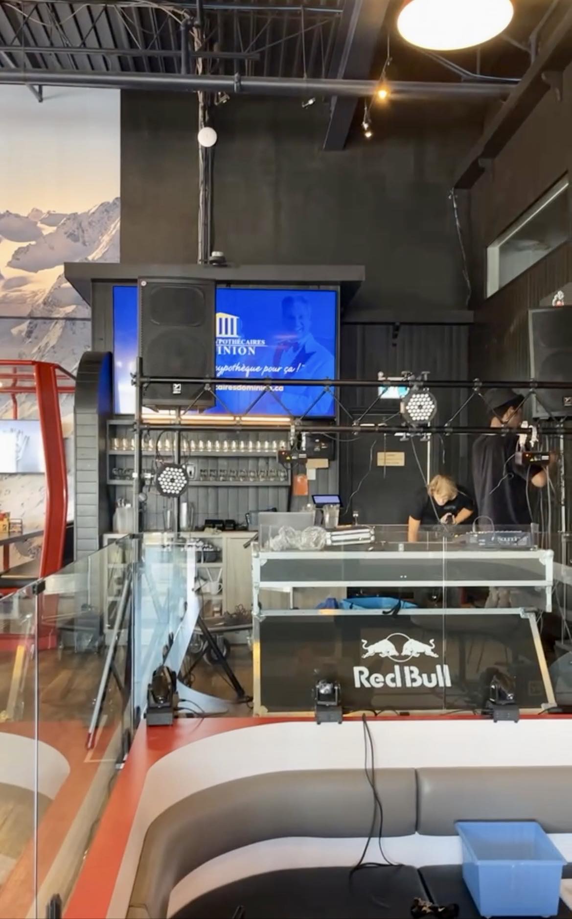 Installation de l'éclairage et de la sonorisation sur la scène d'un bar, techniciens au travail
